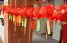 八月十五猜灯谜活动,传统民俗活动精彩纷呈”