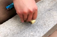 长筒袜子堵住嘴巴在用胶带粘上,长筒袜子变“口罩”的创意实验